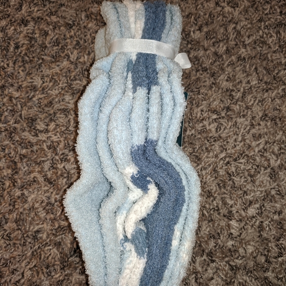 NWT! Aerosoles Fuzzy Socks (4pk) - Picture 4 of 6